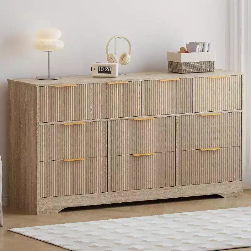 Comò scanalato da 55 pollici con maniglie dorate, comò organizer a 10 cassetti, cassettiera lunga moderna per camera da letto, naturale