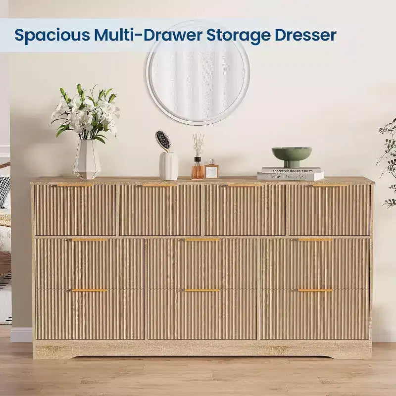Comò scanalato da 55 pollici con maniglie dorate, comò organizer a 10 cassetti, cassettiera lunga moderna per camera da letto, naturale