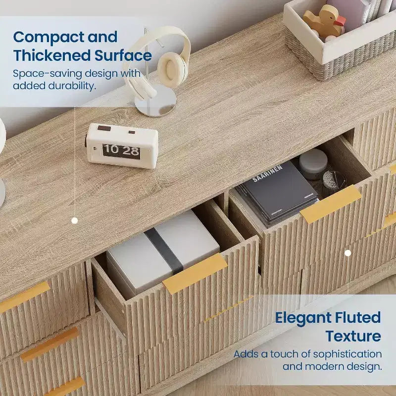 Comò scanalato da 55 pollici con maniglie dorate, comò organizer a 10 cassetti, cassettiera lunga moderna per camera da letto, naturale