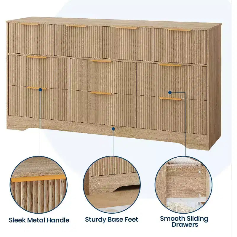 Comò scanalato da 55 pollici con maniglie dorate, comò organizer a 10 cassetti, cassettiera lunga moderna per camera da letto, naturale