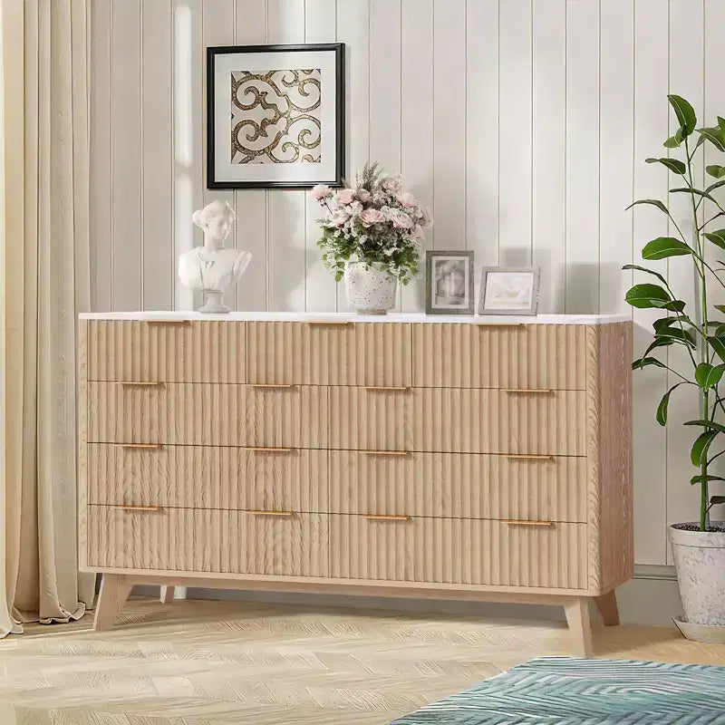 Cassettiera a 9 cassetti con piano effetto marmo, cassettone moderno scanalato, ampio organizer per camera da letto o soggiorno, quercia naturale