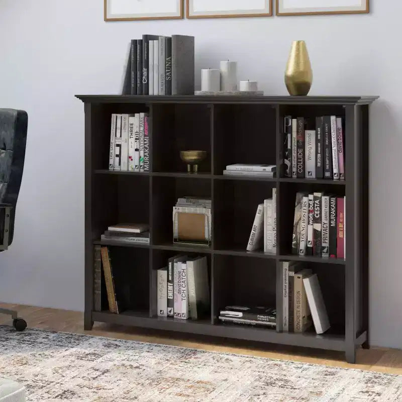 Libreria Halifax 12 Scomparti da 122 cm Marrone Hickory: Stile Transizionale, Struttura in Pino e Compensato, Ripiani Fissi