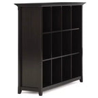 Libreria Halifax 12 Scomparti da 122 cm Marrone Hickory: Stile Transizionale, Struttura in Pino e Compensato, Ripiani Fissi