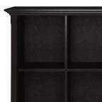 Libreria Halifax 12 Scomparti da 122 cm Marrone Hickory: Stile Transizionale, Struttura in Pino e Compensato, Ripiani Fissi