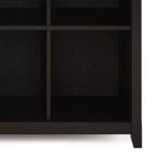 Libreria Halifax 12 Scomparti da 122 cm Marrone Hickory: Stile Transizionale, Struttura in Pino e Compensato, Ripiani Fissi